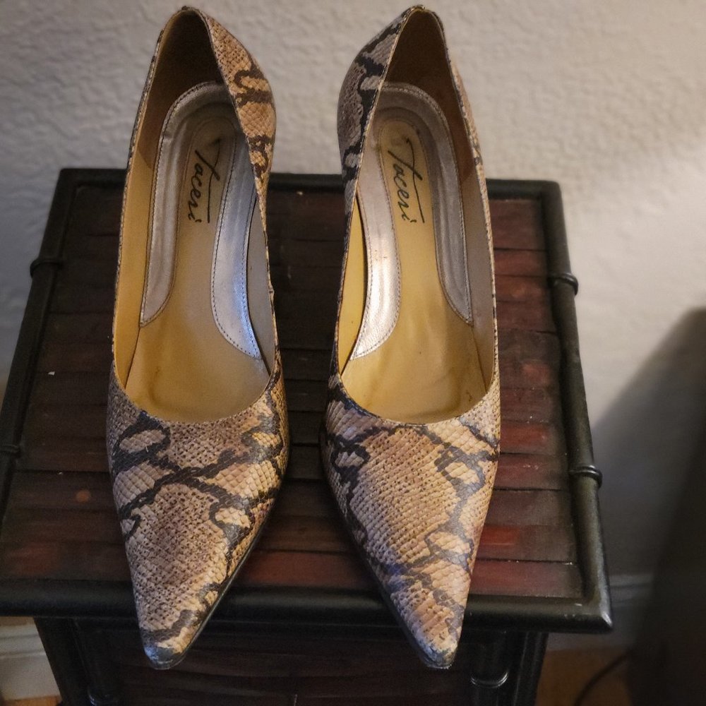 Leather pump